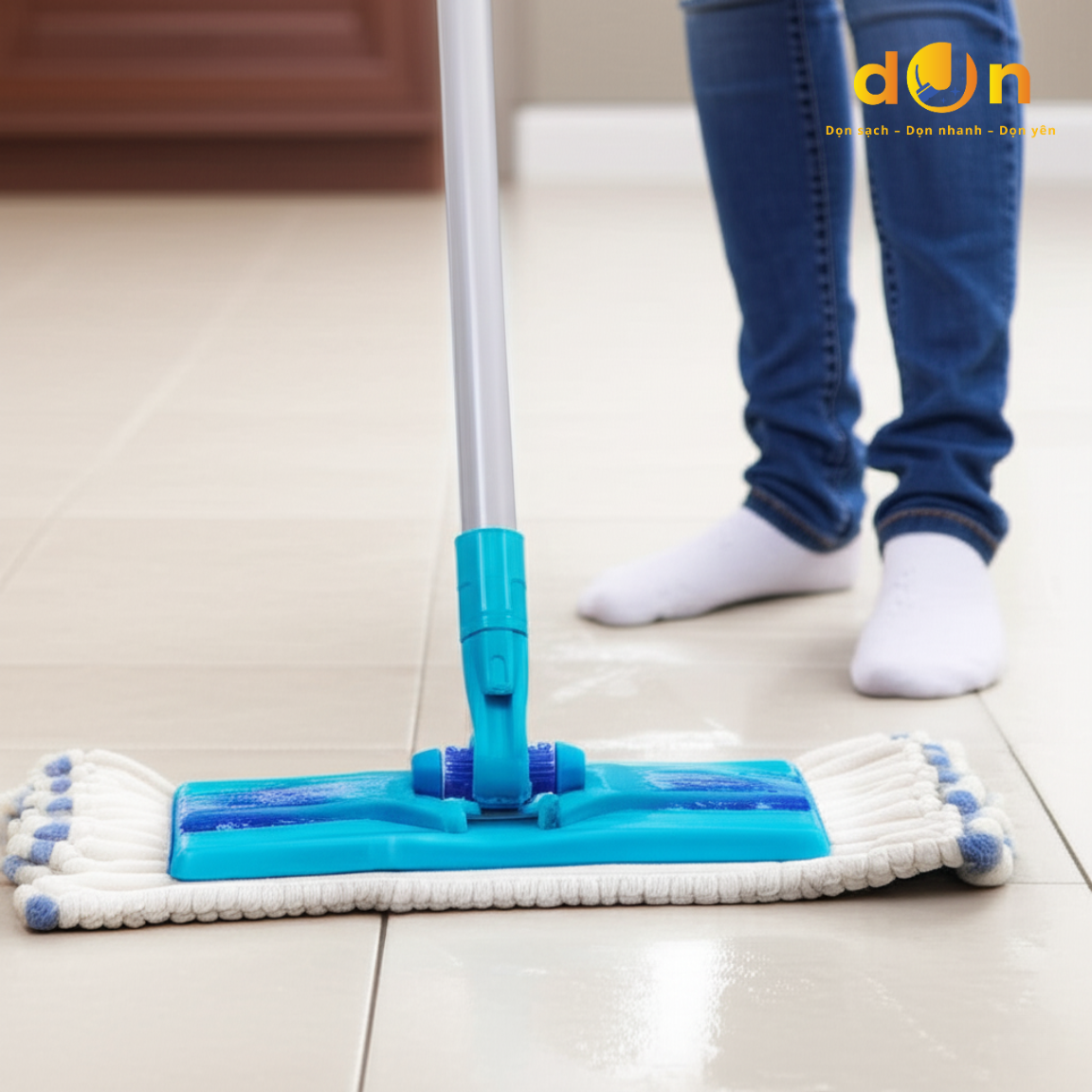 Tẩy rửa sàn nhà bằng nước ấm